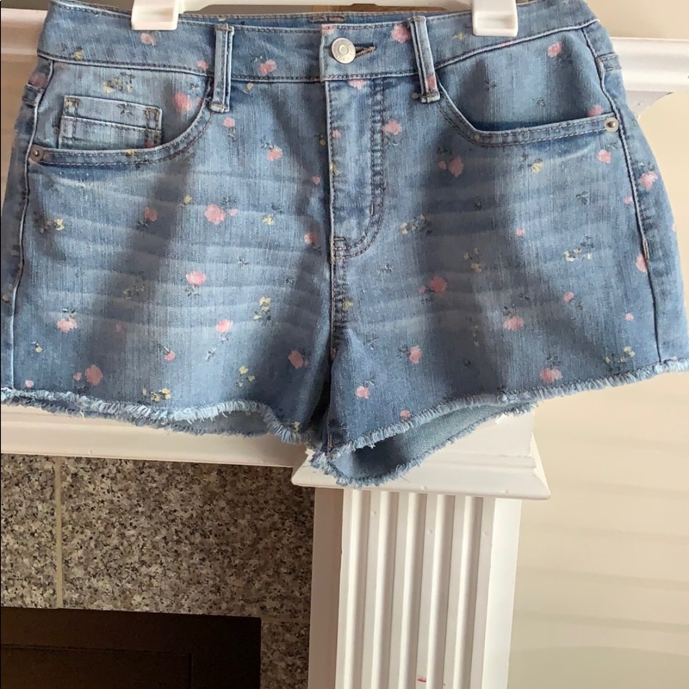 Jean shorts with flower detail